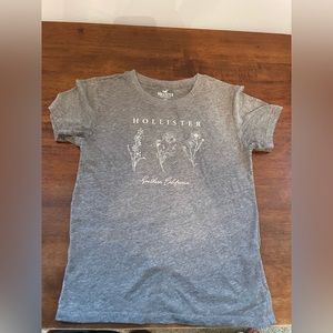 worn once Hollister T-Shirt